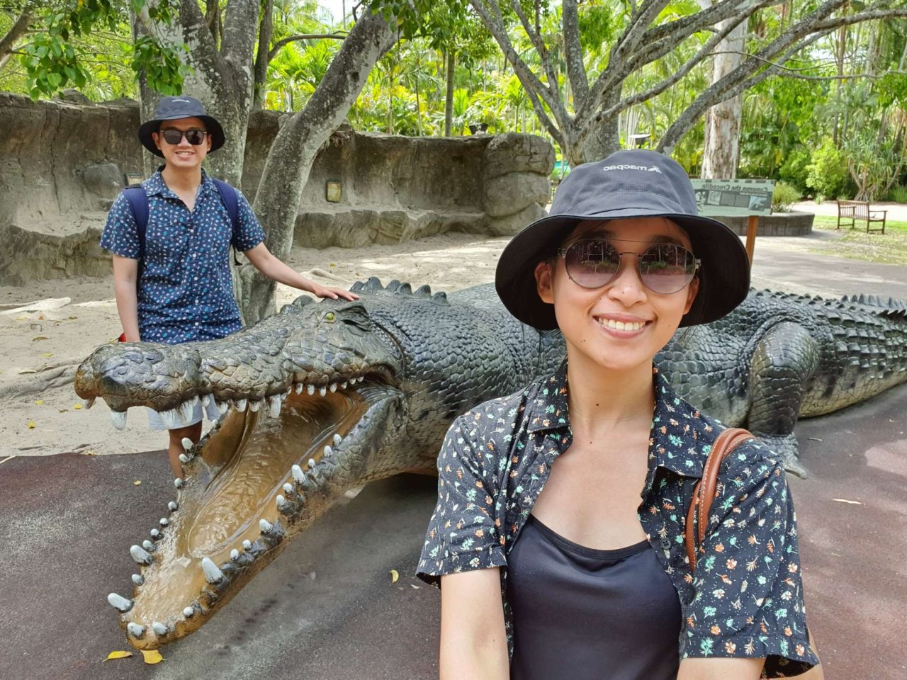 與鱷魚合照